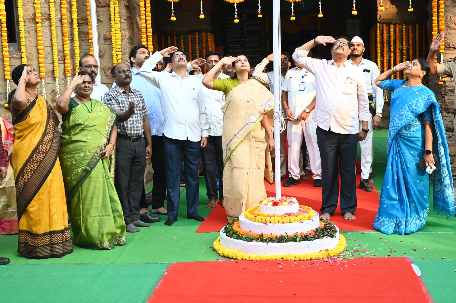 కలెక్టరేట్లో జాతీయ పతాకాన్ని ఆవిష్కరించిన జేసీ