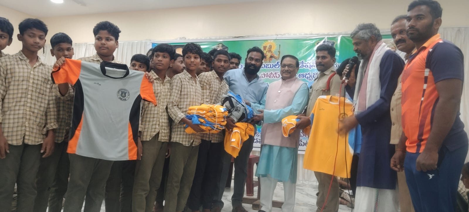 విద్యార్థులకు వ్యక్తిత్వ వికాస సదస్సు, రచయిత యండమూరి 