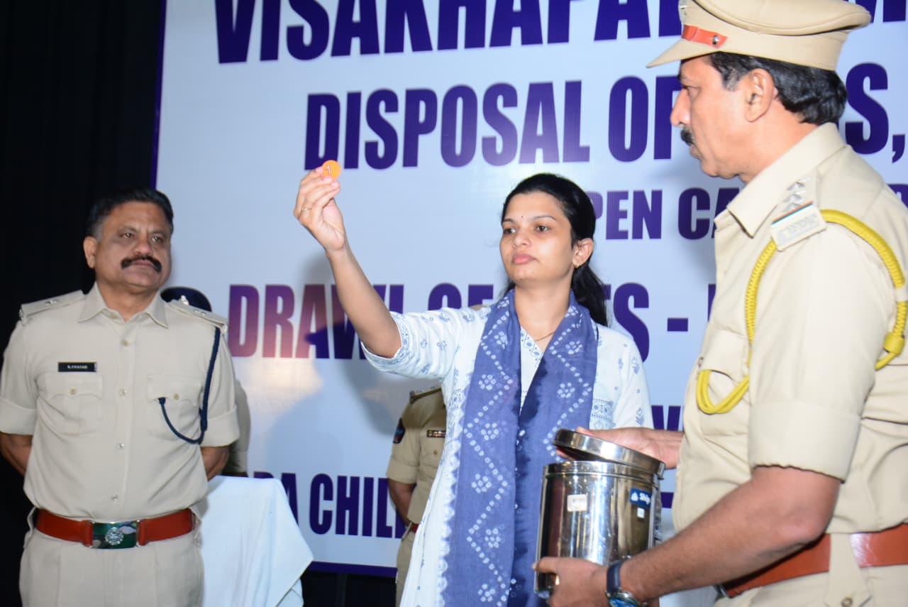 పారదర్శకంగా 27 మద్యం బార్లకు లైసెన్సుల మంజూరు