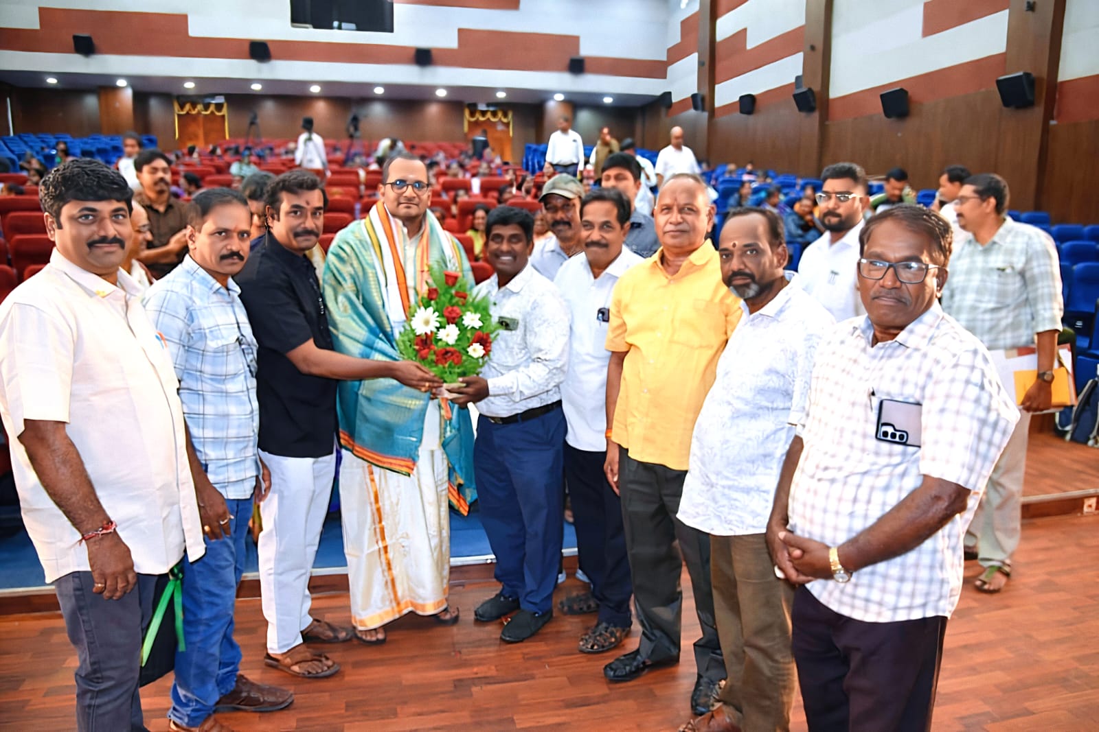 జిల్లా కలెక్టర్ కి జర్నలిస్టుల ఆత్మీయ సత్కారం