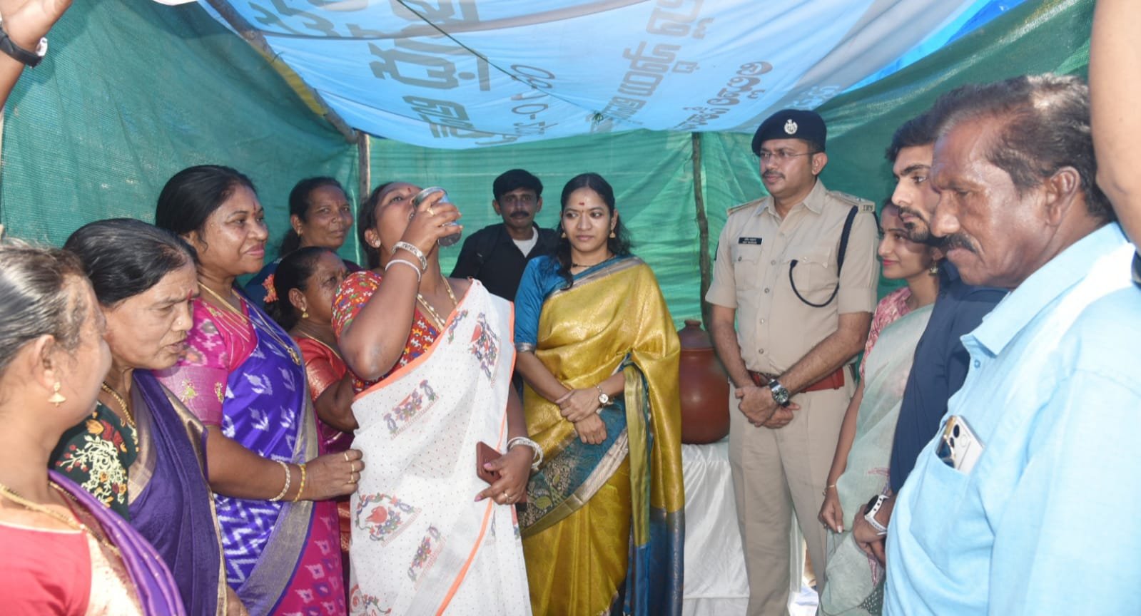 *పాడేరు పాత బస్టాండ్ కూడలి వద్ద ఏర్పాటుచేసిన చలివేంద్రాన్ని ప్రారంభించిన జిల్లా కలెక్టర్ నిషాంతి