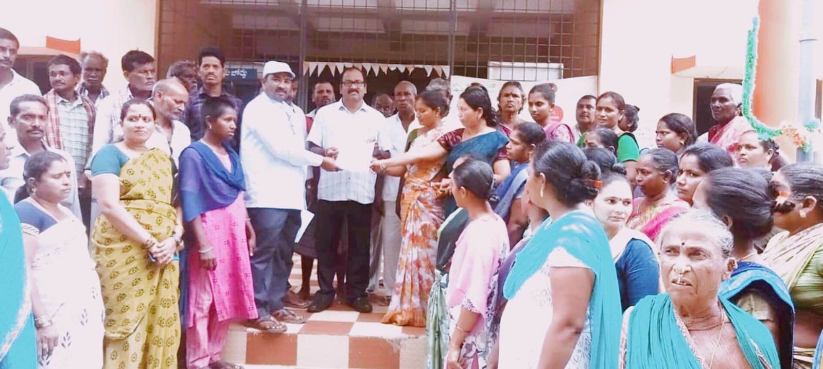 పూతికపేటలో ​ఉపాధి మేట్ల తొలగింపు యత్నం తగదు