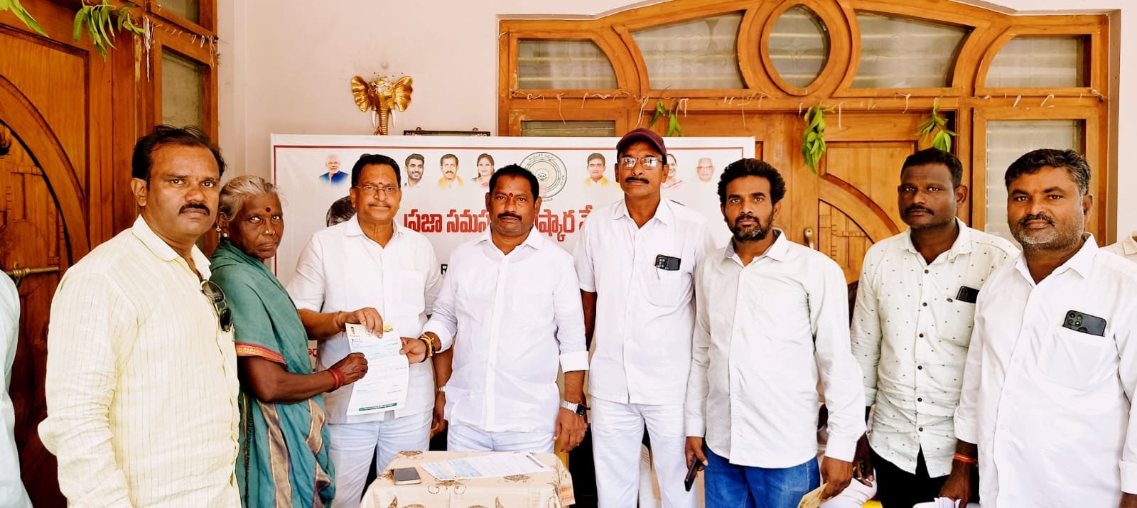 "ప్రజా దర్బార్" లో సీఎం ఆర్ ఎఫ్ చెక్కులను పంపిణీ చేసిన కర్రోతు బంగార్రాజు