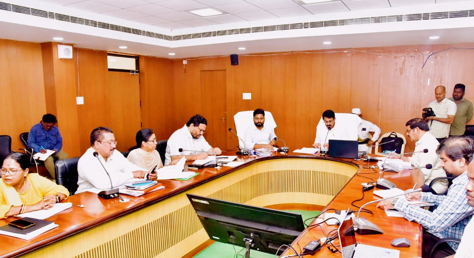 అధికారులు ప్రాజెక్టుల భూ సేకరణ ప్రక్రియ త్వరితగతిన పూర్తి చేయాలి 