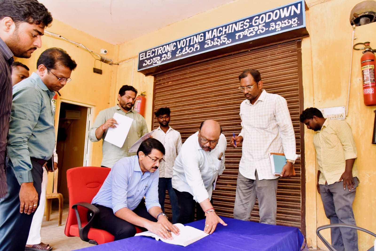 ఈవీఎం గోడౌన్‌ను పరిశీలించిన జిల్లా కలెక్టర్